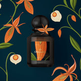 Flacon de parfum TIARA L'Artisan Parfumeur 25 Obscuratio en verre sombre avec illustration botanique orange sur fond bleu