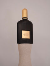 Flacon de parfum TIARA Tom Ford Black Orchid Reserve en verre noir cannelé avec plaque et capuchon dorés